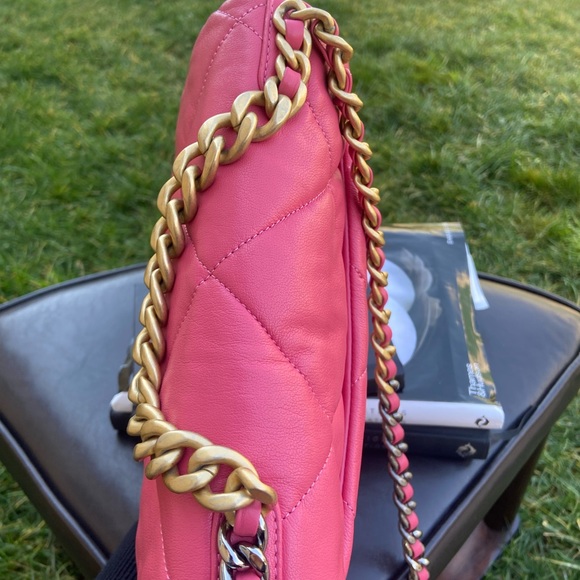 Chanel 19 - Picture 12 of 16